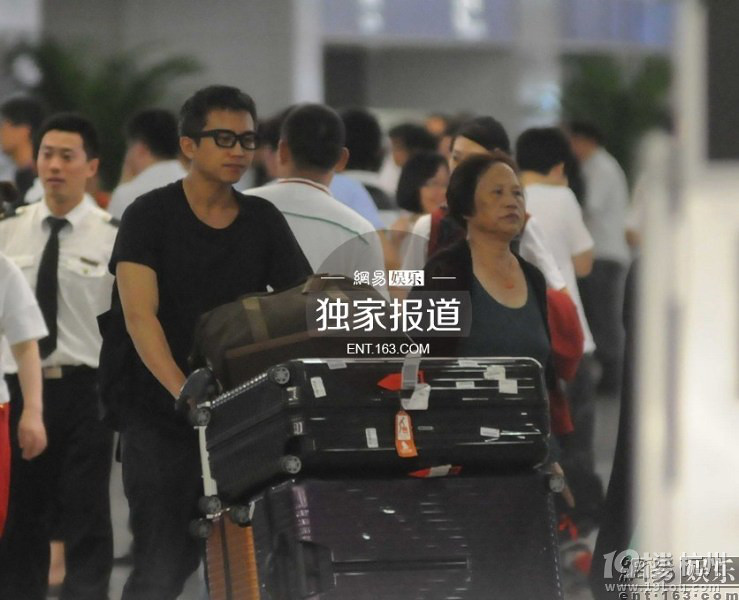 孫儷鄧超攜子返滬 雙方母親罕見(jiàn)一同露面 