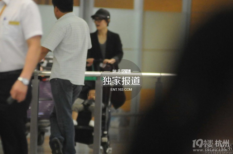 孫儷鄧超攜子返滬 雙方母親罕見(jiàn)一同露面 