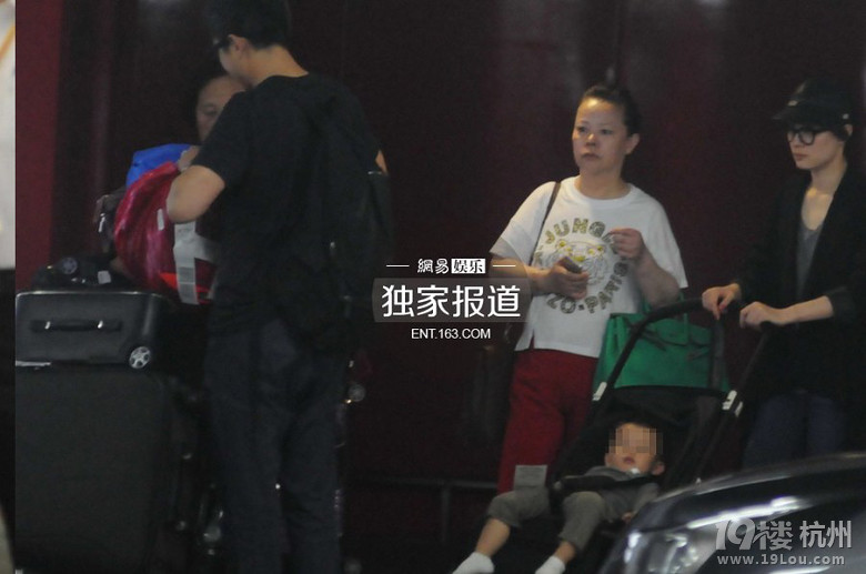 孫儷鄧超攜子返滬 雙方母親罕見(jiàn)一同露面 
