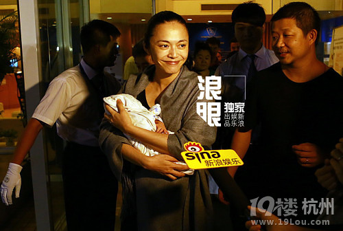 姚晨產(chǎn)后首亮相 曹郁稱寶寶大嘴