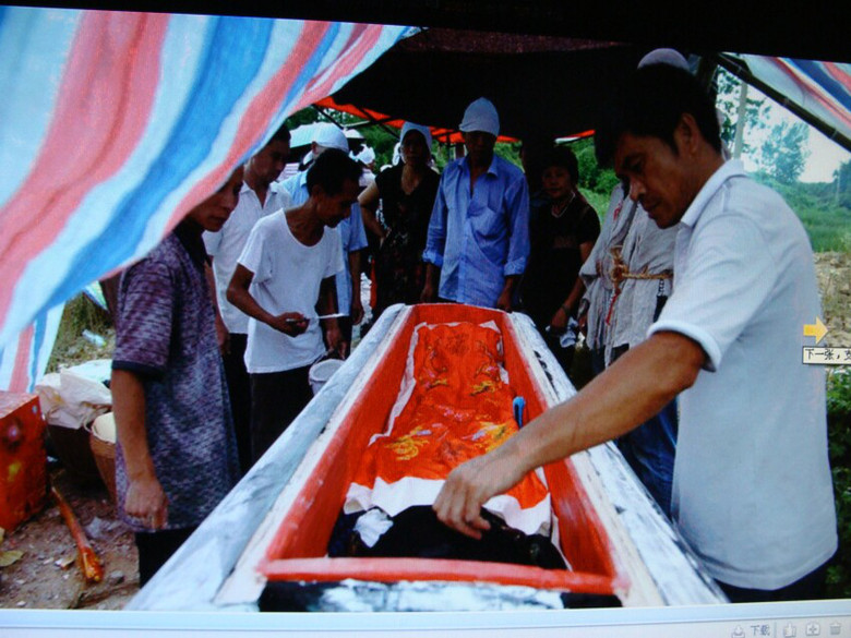 湖南临武被殴瓜农邓正加下葬!-边走边拍-杭州1