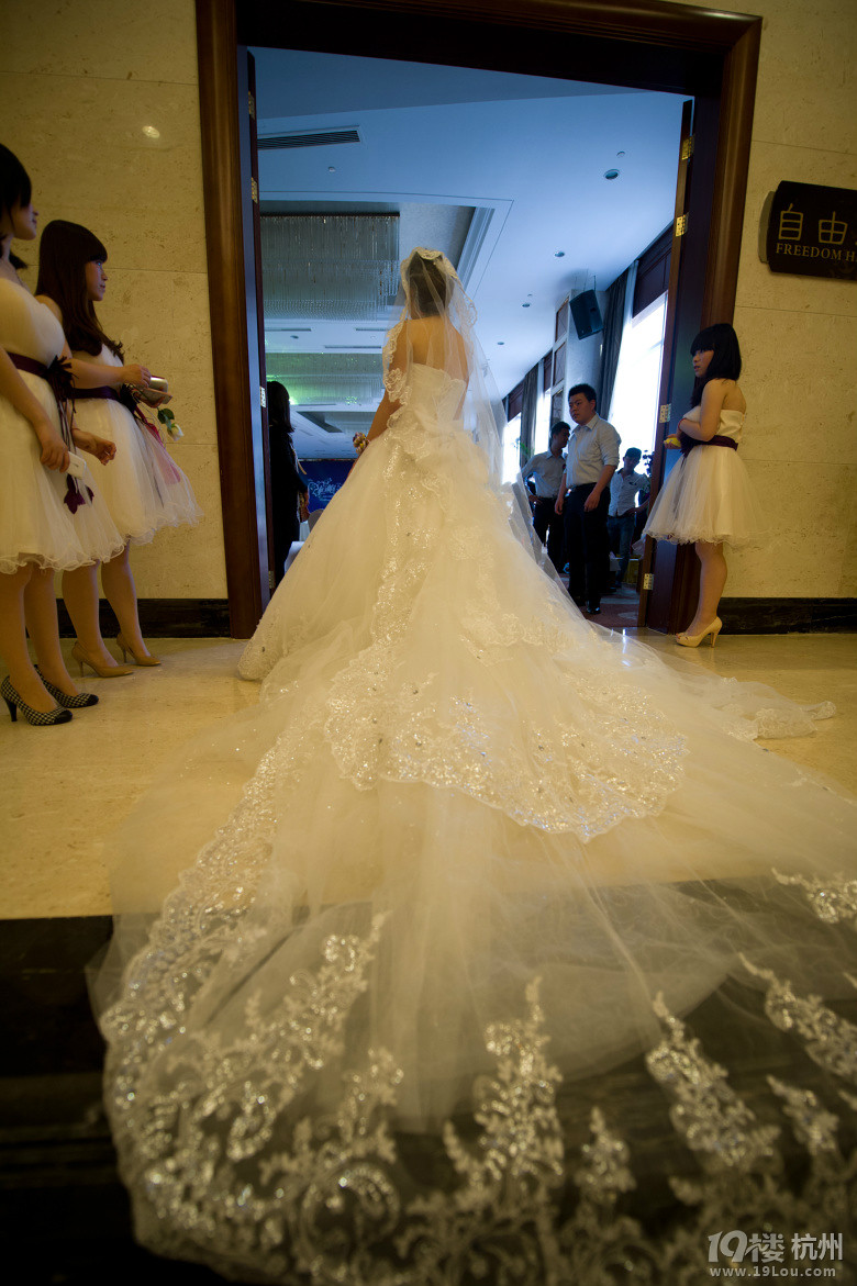 精致水钻长拖主婚纱~红色蕾丝鱼尾礼服~35码