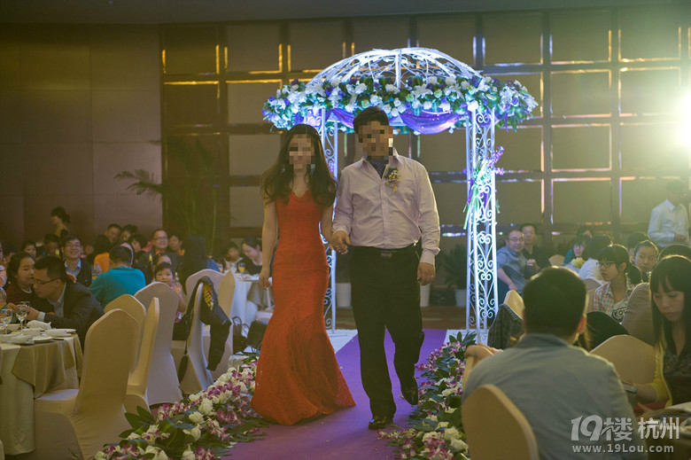 精致水钻长拖主婚纱~红色蕾丝鱼尾礼服~35码