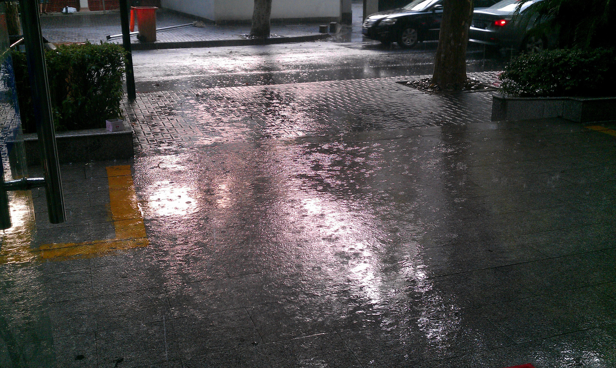 杭州终于下雨了(出着)