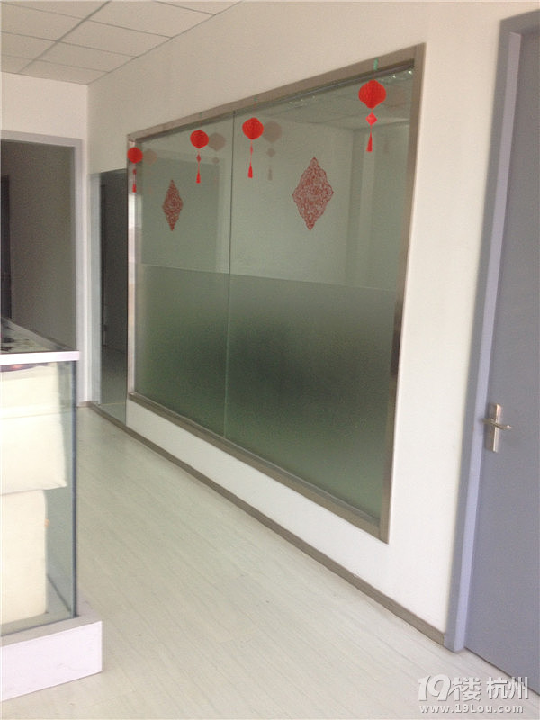 蓝蝴蝶化妆美甲培训学校招聘-化妆老师-月薪面