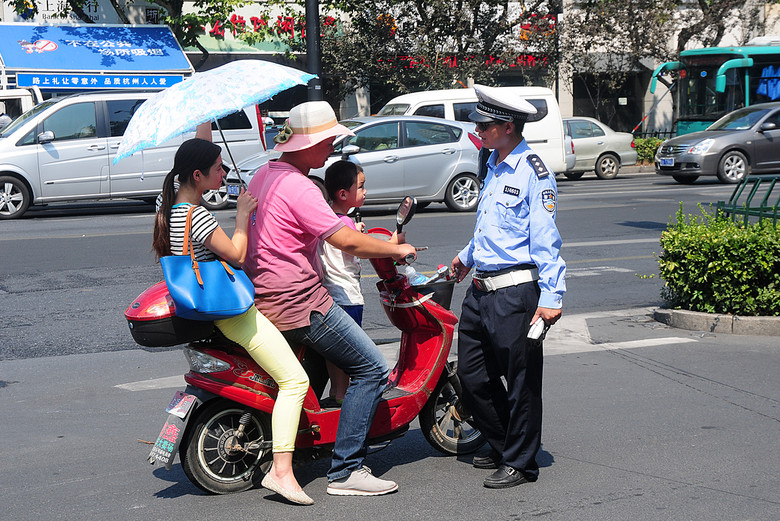 《电动车违法加装遮雨篷,要处罚了!》-我在现场