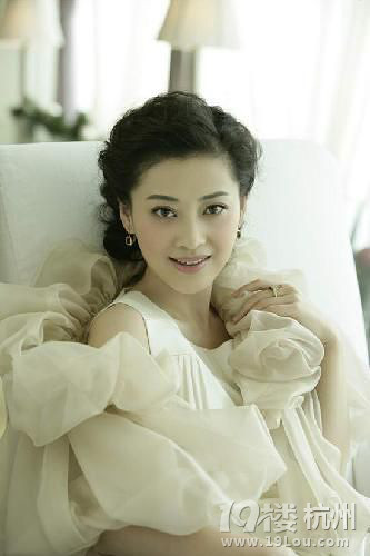曝梅婷懷孕8個月香港待產 長發(fā)男子同行