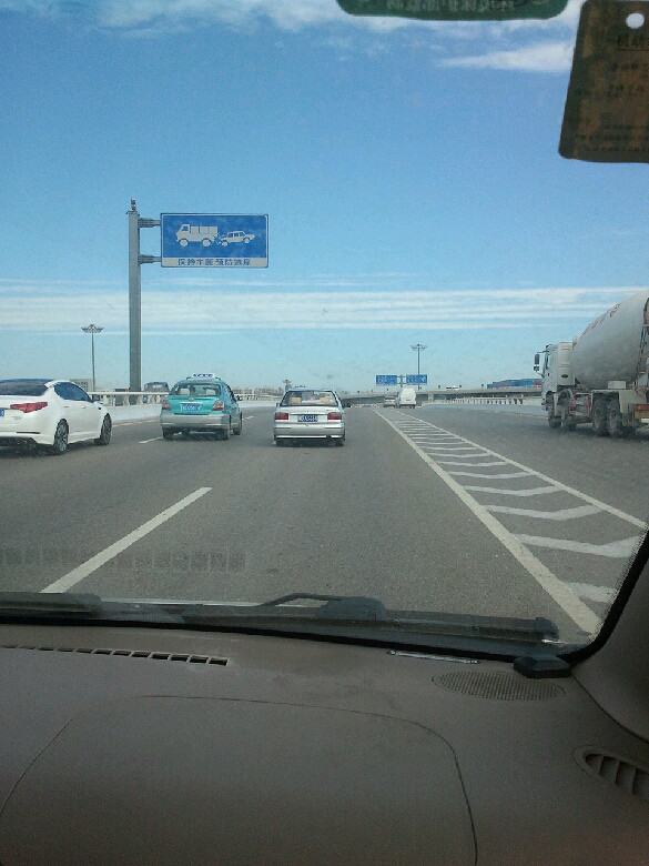 在天津去往滨海新区的路上,天气很好-手机随手