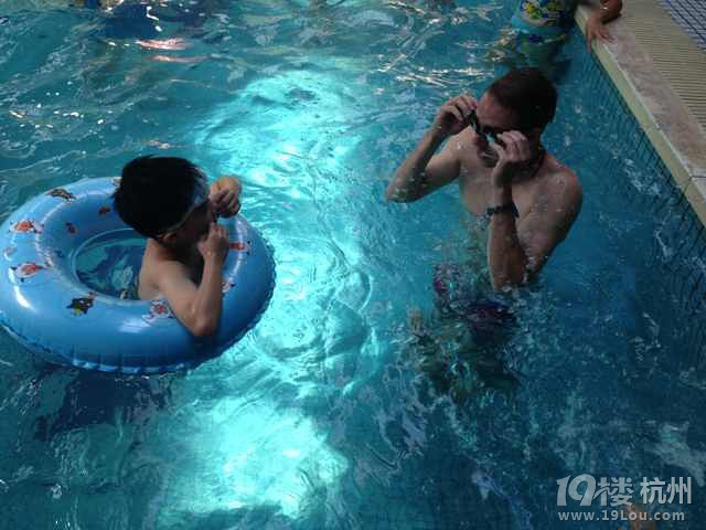 今年暑假参加的外教游泳亲子活动-幼儿园论坛