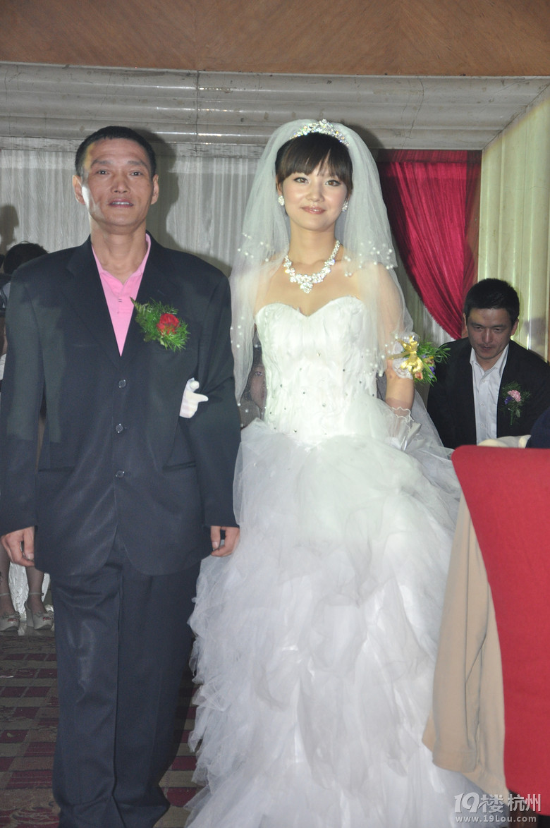 传递幸福~低价转蓬蓬裙真羽毛亮钻婚纱只穿过