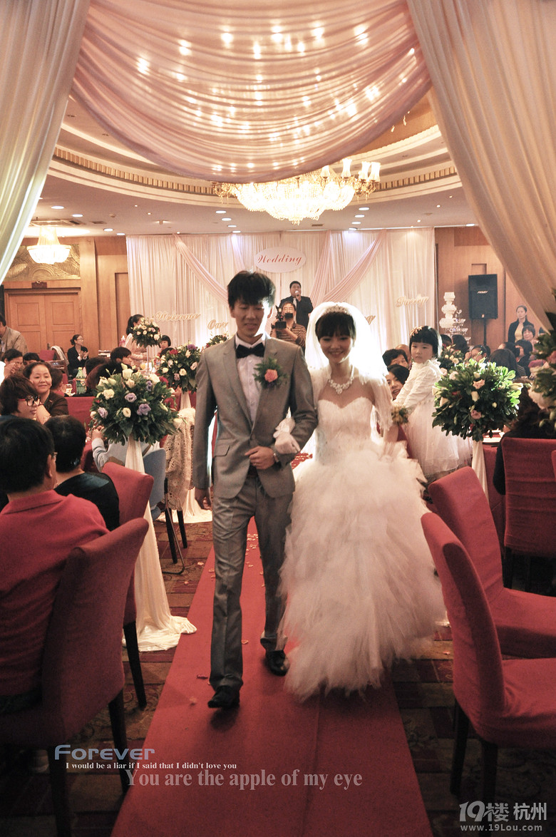 传递幸福~低价转蓬蓬裙真羽毛亮钻婚纱只穿过