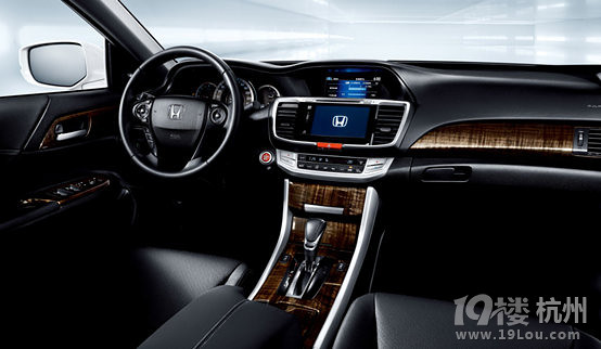 【双屏时代来临】膜拜第9代雅阁的双屏显示