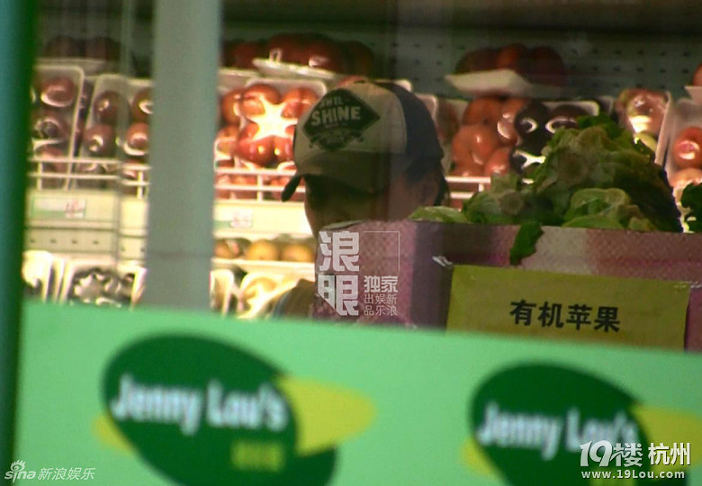 組圖：馬雅舒挺大肚獨自逛超市 路邊買水果