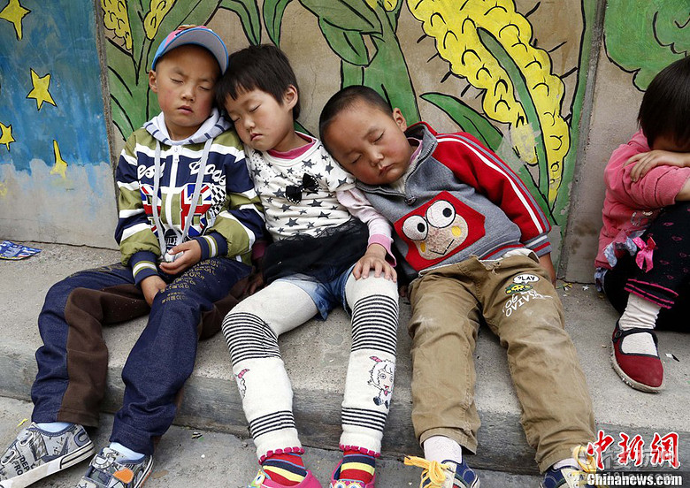 青海幼教點(diǎn)老師安排孩子靠墻午睡