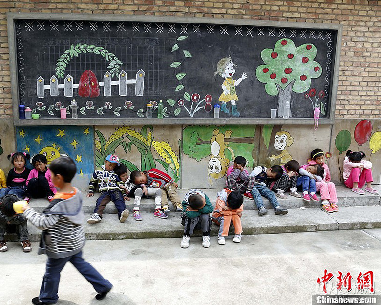 青海幼教點(diǎn)老師安排孩子靠墻午睡