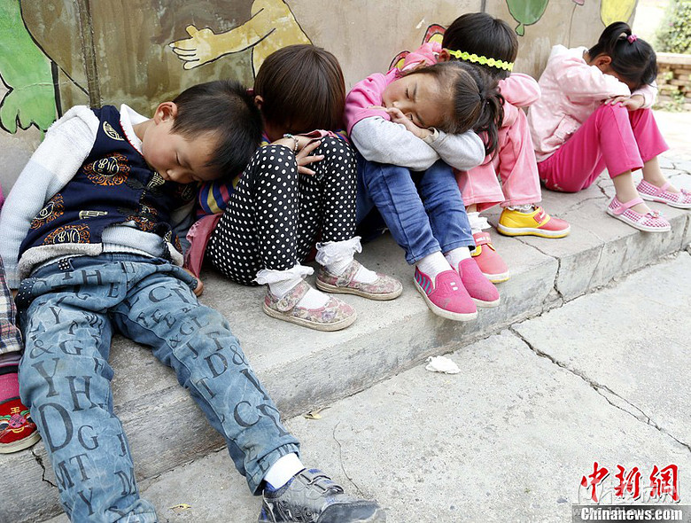 青海幼教點(diǎn)老師安排孩子靠墻午睡