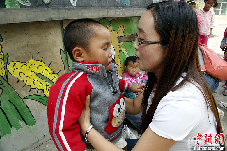 青海幼教點(diǎn)老師安排孩子靠墻午睡