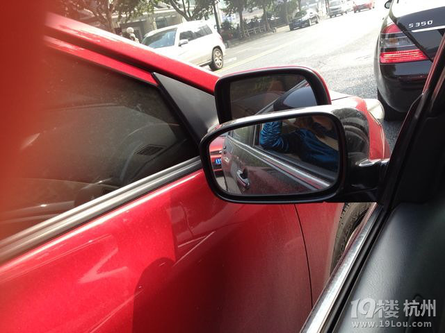 凤姐胞妹,遗落人间!实线变道插队,浙AU9XXX红