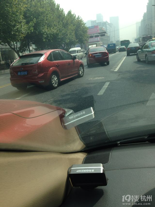 凤姐胞妹,遗落人间!实线变道插队,浙AU9XXX红