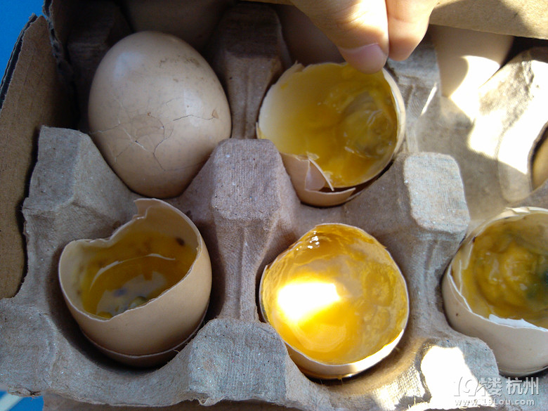 萧山大润发促销的盒装鸡蛋竟然整盒全是变质的