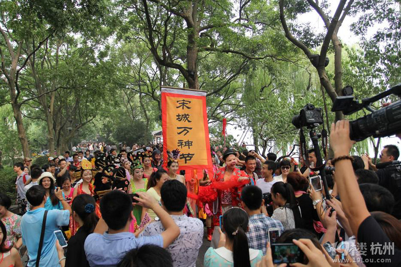 杭城真的有神经过!撞到你就大发啦!