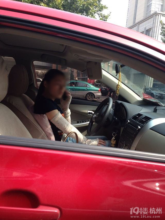 凤姐胞妹,遗落人间!实线变道插队,浙AU9XXX红