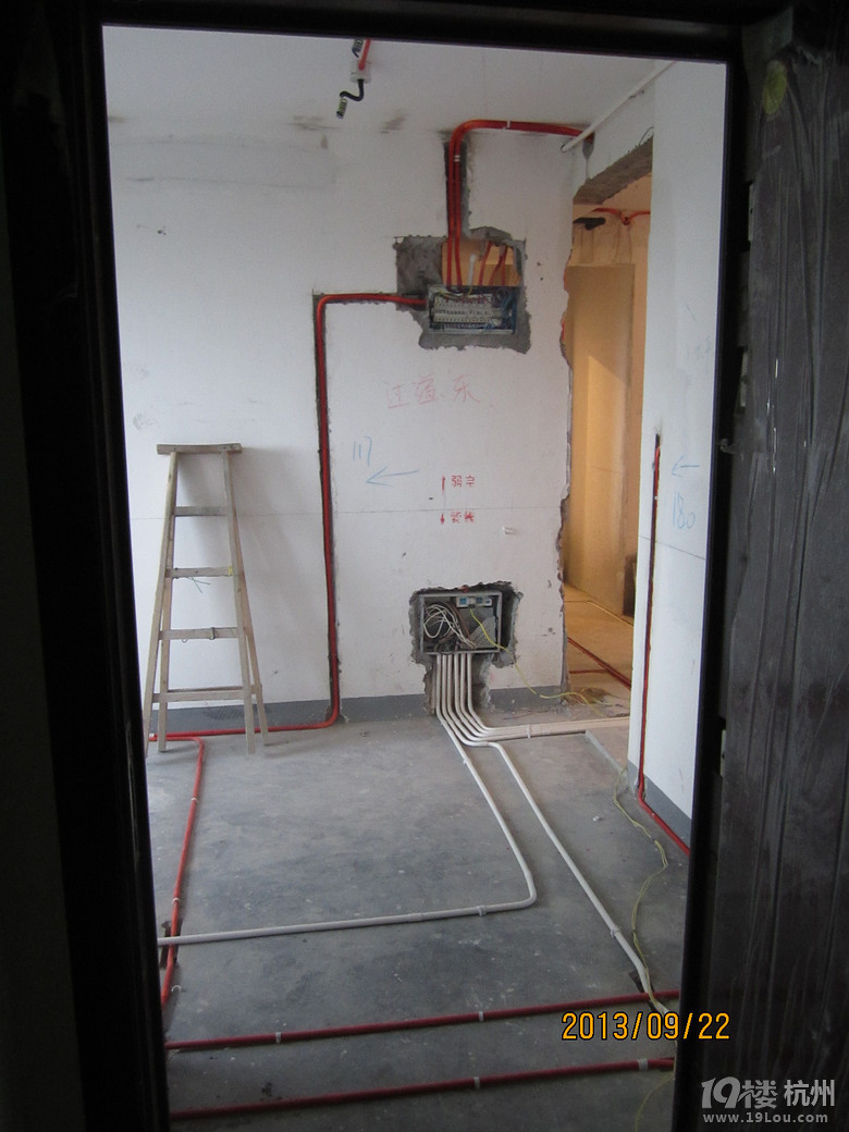 求助,开门见玄关,墙上还有两个配电箱,怎么办?