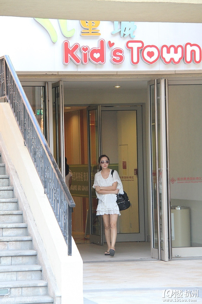 組圖:杜若溪傳與嚴(yán)屹寬奉子成婚逛育嬰店疑懷孕