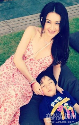 47歲溫碧霞帶養(yǎng)子出游購物 富二代老公結(jié)賬