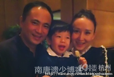 胡靜曬全家福慶結(jié)婚五周年 兒子做鬼臉