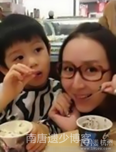 胡靜曬全家福慶結(jié)婚五周年 兒子做鬼臉