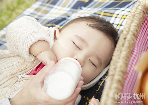 哄寶寶睡覺  我的奶爸小妙招