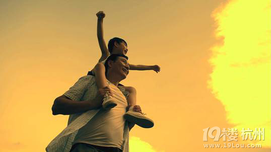 泪点低慎入,微电影《让爱回家》,有多久没有拥