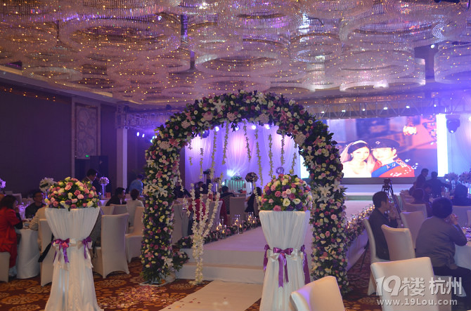 婚礼现场布置 音响灯光 舞台T台 桁架背景搭建