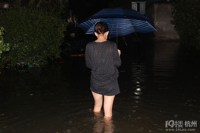 三墩街-新星小区被淹的很惨,冒雨拍的最新实况