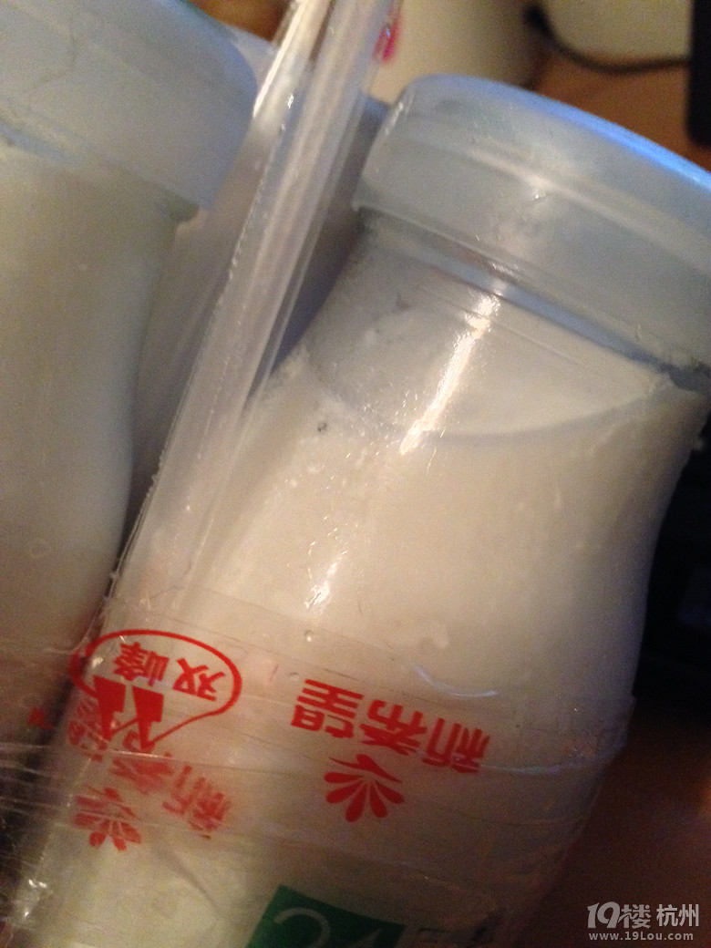 新希望巴氏鲜牛奶中现黑色不明异物-食用八卦