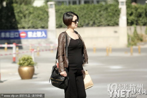馬伊琍身穿黑裙大腹便便獨自上街 孕相明顯