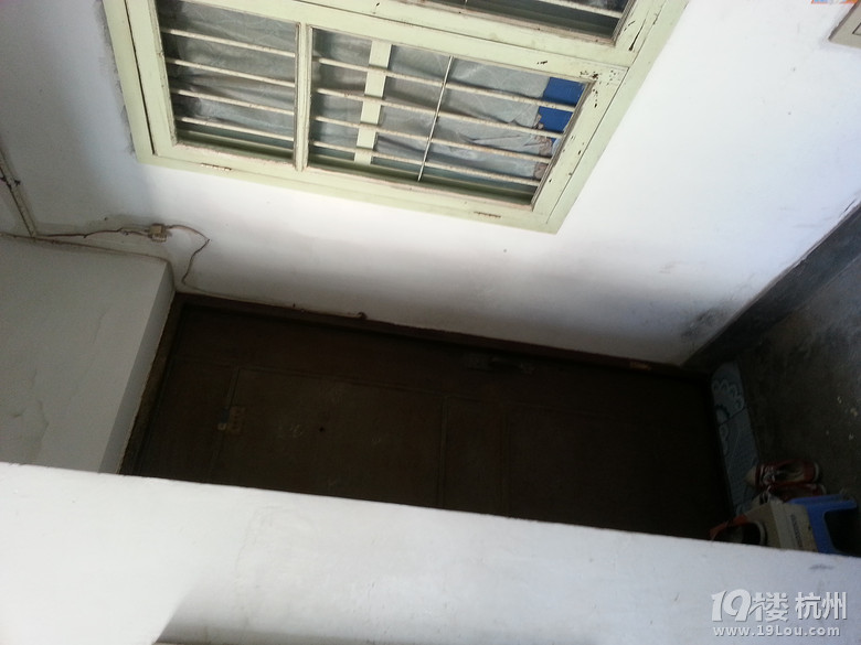 隔壁住户装修拆承重墙及侵占公摊面积,怎么办