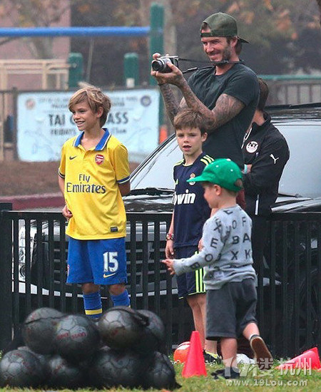 调皮小七踢足球 这些运动让孩子长得快-幼儿园