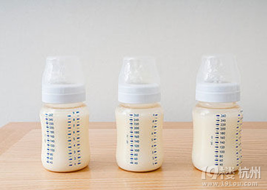 怎么用奶瓶喂养宝宝?-婴儿期(1-12个月)-孩爸孩