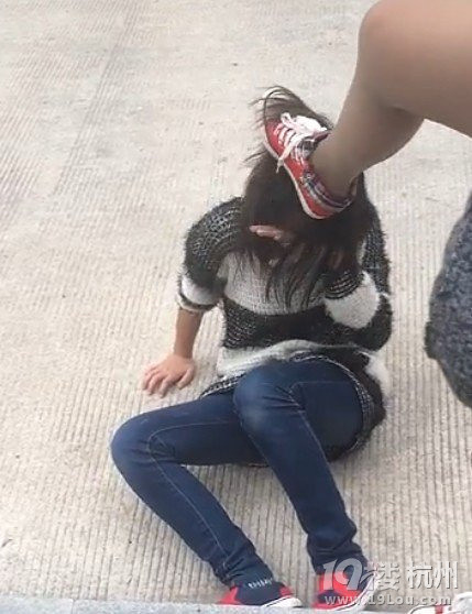 湖南高一女生被多名女孩扒衣毆打