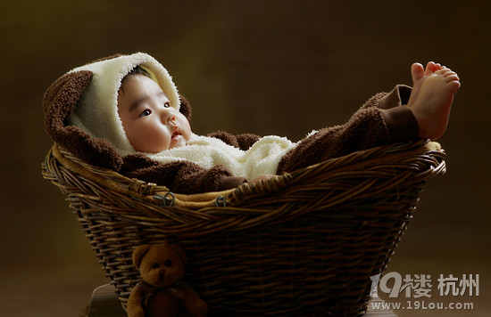 婴儿摇篮床选购注意事项-婴儿期(1-12个月)-孩