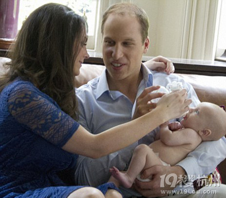 <em>合成宝宝照片</em>,英威廉<em>夫妇</em>与宝宝逼真共浴照。
