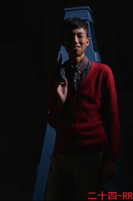 吸烟的红衣男孩-人像派-19摄区-杭州19楼