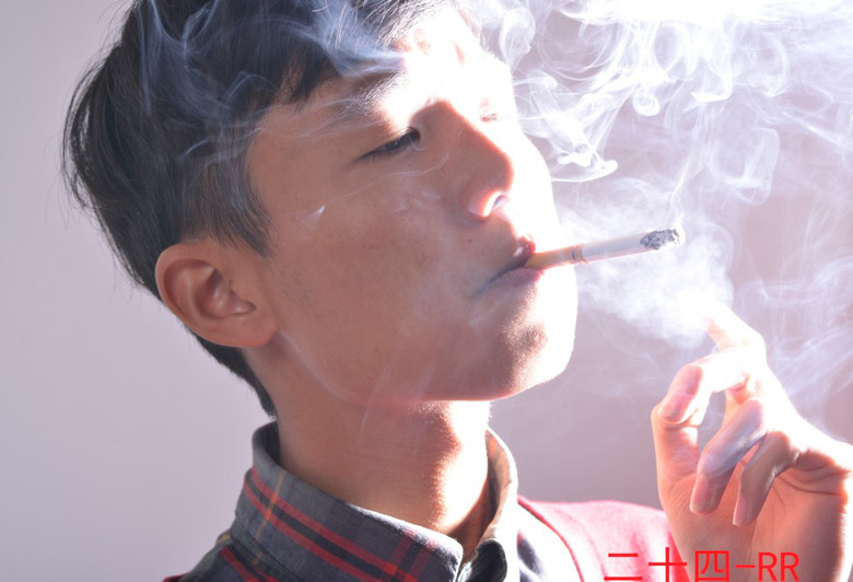 吸烟的红衣男孩-人像派-19摄区-杭州19楼