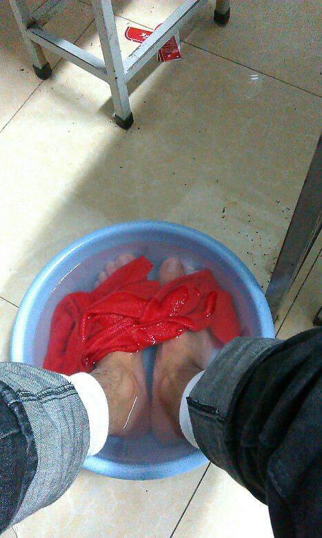 晚上了,在宿舍看看视频,泡泡脚,-手机随手拍-杭