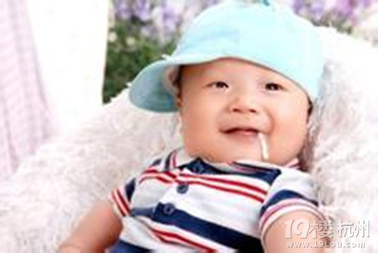 寶寶吐奶厲害的原因