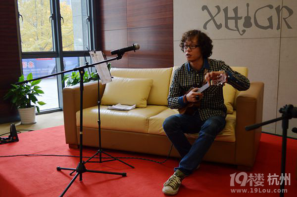 杭州学尤克里里 吉他里里 小海吉他教室 专业著