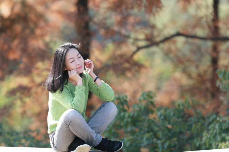 快樂美女在花圃