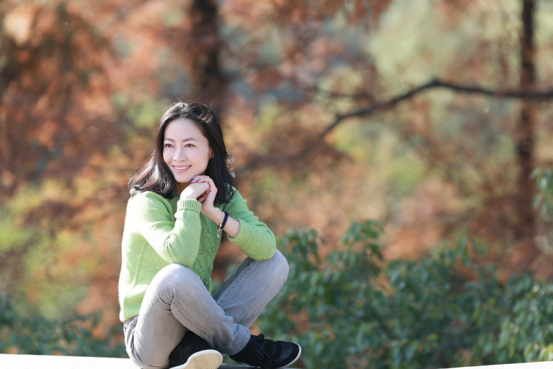 快樂美女在花圃
